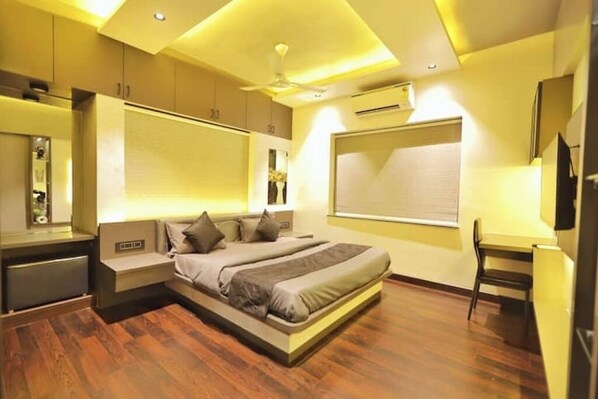 3 bedrooms, in-room safe, iron/ironing board, free WiFi