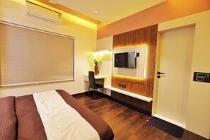 3 bedrooms, in-room safe, iron/ironing board, free WiFi