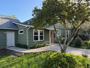 Exterior - Spacious 5-bedroom house in Eugene, walking distance to Autzen Stadium (Eugene)