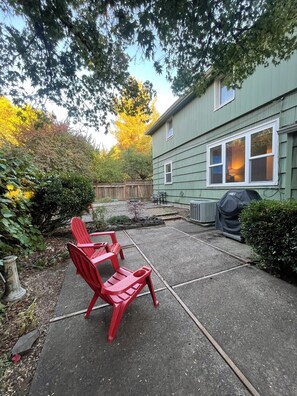 Terrace/patio - Spacious 5-bedroom house in Eugene, walking distance to Autzen Stadium (Eugene)