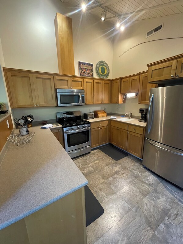 Fridge, microwave, oven, stovetop - Spacious 5-bedroom house in Eugene, walking distance to Autzen Stadium (Eugene)