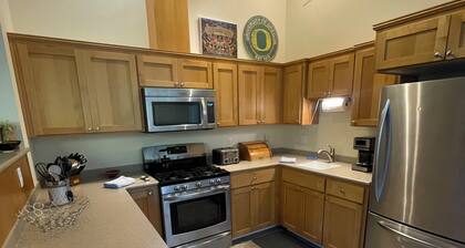 Spacious 5-bedroom house in Eugene, walking distance to campus, Hayward Field