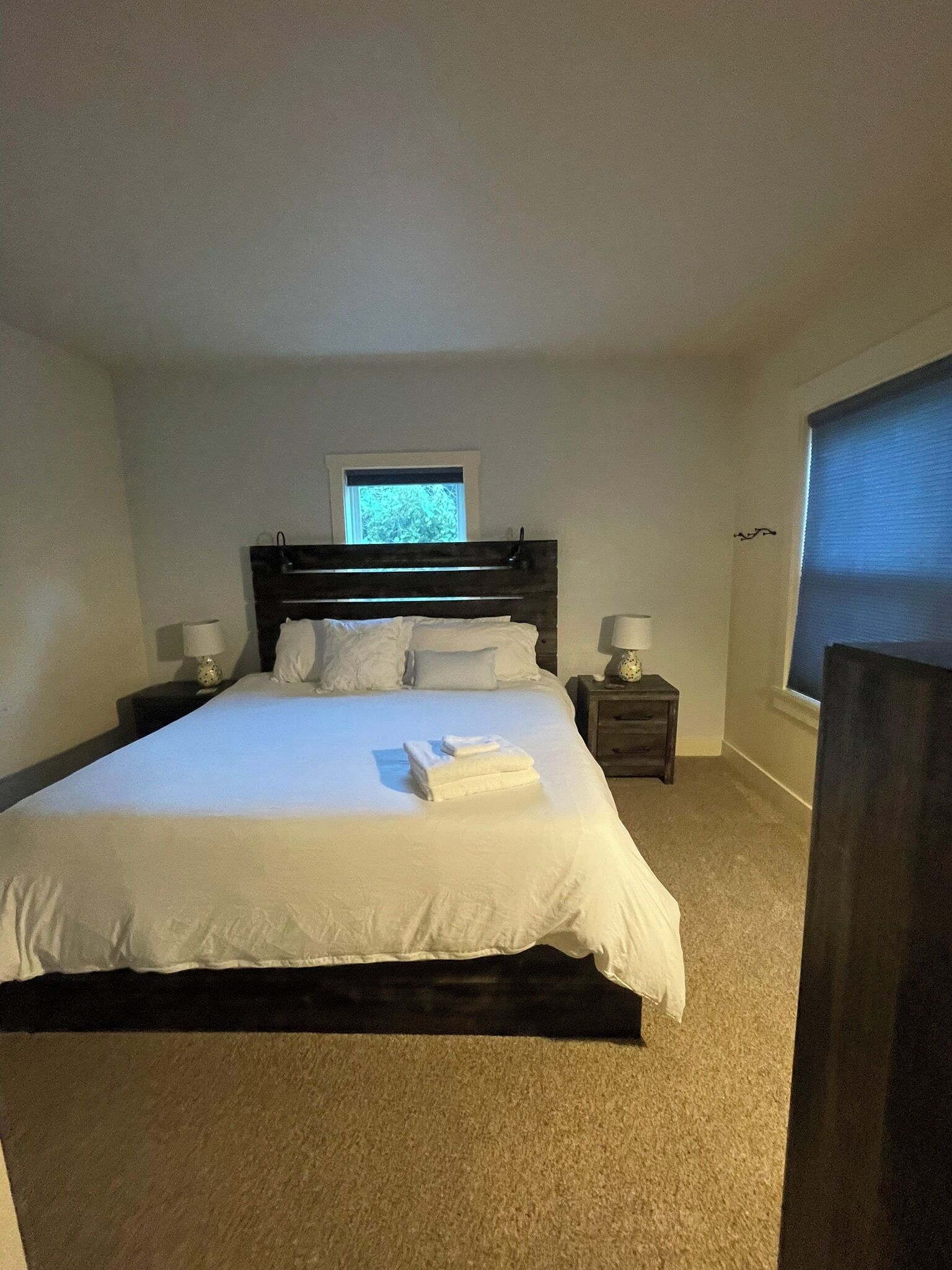 5 bedrooms, desk, WiFi, bed sheets