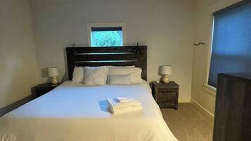 5 bedrooms, desk, WiFi, bed sheets