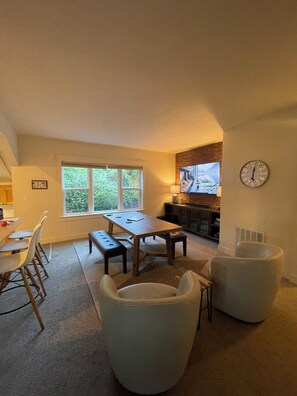 Dining - Spacious 5-bedroom house in Eugene, walking distance to Autzen Stadium (Eugene)