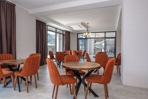 Petit déjeuner, déjeuner, dîner et brunch servis sur place