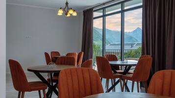 Petit déjeuner, déjeuner et dîner servis sur place, vue sur le jardin