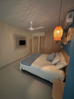 2 quartos, cofres nos quartos, ferros/tábuas de passar roupa