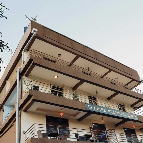 A multi-story building with balconies and a sign reading "BUDDIEZ PLATINUM HOTEL". - BUDDIEZ PLATINUM HOTEL (Kampala)