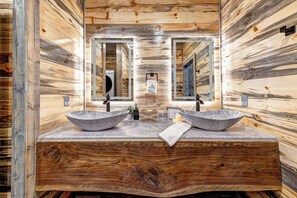 Een douche, een haardroger, handdoeken