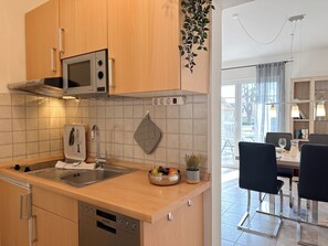 Kjøleskap, mikrobølgeovn, kokeplater og oppvaskmaskin