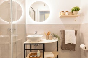 Ducha, toallas, shampoo, papel higiénico