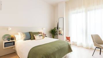 Escritorio, espacio para trabajar con laptop y wifi gratis