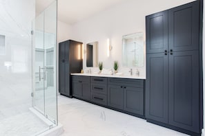 Haartrockner, Handtücher, Seife, Toilettenpapier