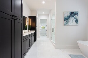 Hiustenkuivaaja, pyyhkeet, saippua, vessapaperi