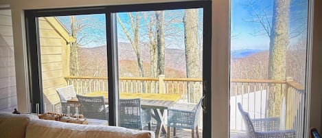 Una Smart TV, una chimenea
