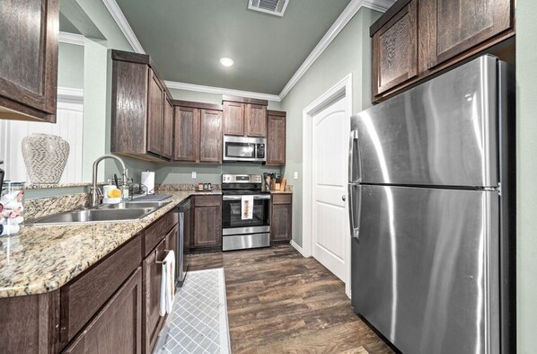 Fridge, microwave, oven, stovetop - Peaceful Retreat on Houston Street (Fort Smith)