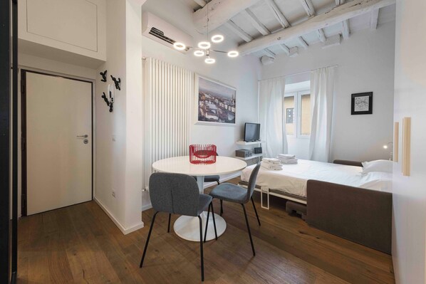 Comfort Studio, City View | Living area