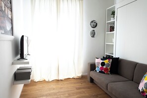 Comfort Studio, City View | Living area