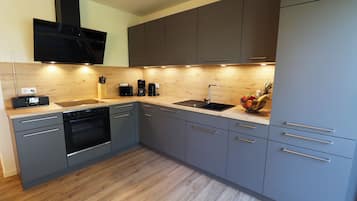 Frigorífico, microondas, horno y placa de cocina