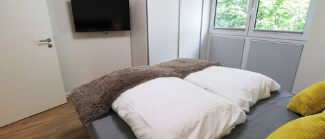2 bedrooms, travel cot, free WiFi, wheelchair access
