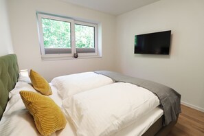 2 bedrooms, travel crib, free WiFi, wheelchair access - Lütte Koje - Small, fine, close to the coast. Balcony. Quiet. Close to the beach. (Tossens)