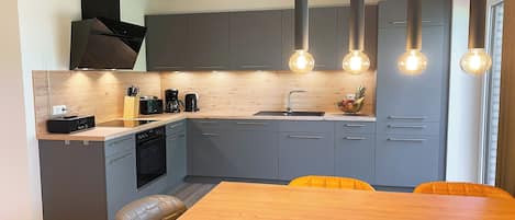 Frigorífic, microones, forn i placa de cuina