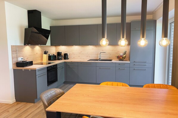 Frigorífic, microones, forn i placa de cuina 