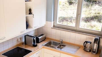 Fridge, oven, stovetop, dishwasher