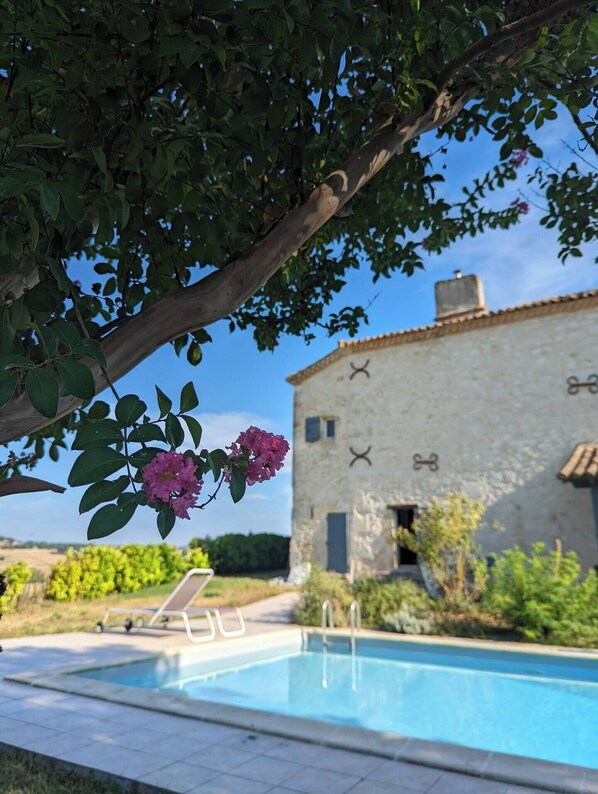 Una piscina al aire libre