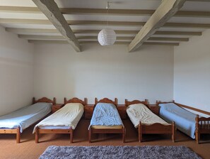 4 habitaciones, escritorio y tabla de planchar con plancha 