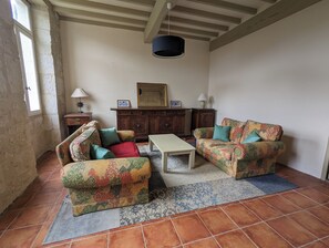 Takka, pöytätennispöytä, kirjoja, musiikkikirjasto