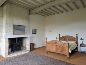 4 bedrooms, desk, iron/ironing board, travel cot - Unique, rustic villa with pool & incredible views in SW France - dog friendly (Mansonville)