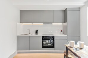 Kühlschrank, Mikrowelle, Ofen, Herdplatte