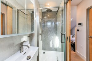 Haartrockner, Handtücher, Seife, Toilettenpapier