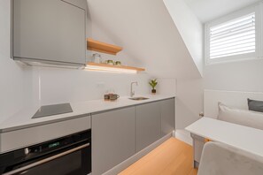 Kühlschrank, Mikrowelle, Ofen, Herdplatte