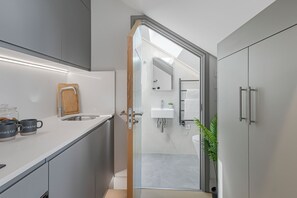 تجهيزات دش، مجففات شعر، مناشف، صابون