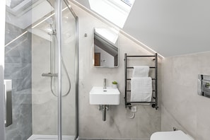 Douche, sèche-cheveux, serviettes fournies, savon