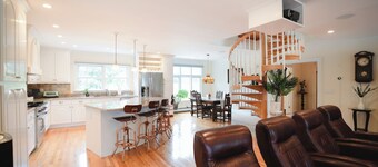 Spacious Waterview Home - Spa, Pool Table & Fireplaces – for Families & Reunion