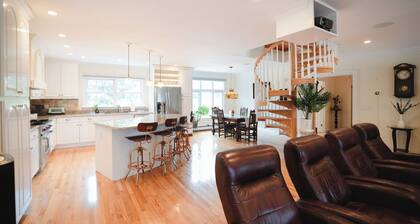 Spacious Waterview Home - Spa, Pool Table & Fireplaces – for Families & Reunion