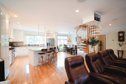 Spacious Waterview Home - Spa, Pool Table & Fireplaces – for Families & Reunion