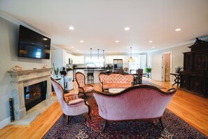 Una Smart TV, una chimenea, una mesa de tenis de mesa, libros