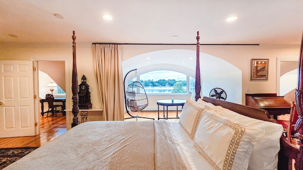 4 bedrooms, desk, iron/ironing board, free WiFi