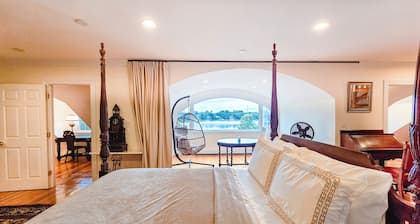 Spacious Waterview Home - Spa, Pool Table & Fireplaces – for Families & Reunion