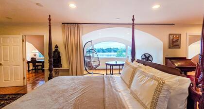 Spacious Waterview Home - Spa, Pool Table & Fireplaces – for Families & Reunion