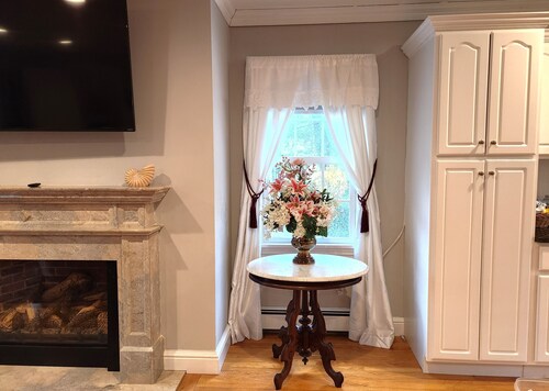 Spacious Waterview Home - Spa, Pool Table & Fireplaces – for Families & Reunion