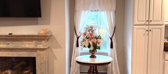 Spacious Waterview Home - Spa, Pool Table & Fireplaces – for Families & Reunion