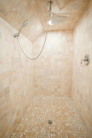 Douche, séchoir à cheveux, serviettes fournies, savon