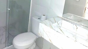 Shower, towels, soap, toilet paper - Praia do Recreio Pousada (Rio de Janeiro)