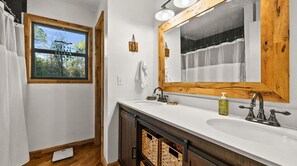 Shower, hair dryer, towels, soap - Pet friendly, peaceful retreat on over 2 wooded acre in beautiful Naples Florida (Naples)